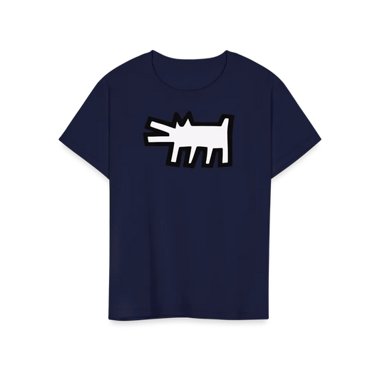 Das Art-O-Rama Shop T-Shirt "The Barking Dog Icon, 1990" in marineblau zeigt eine fette weiße Hundegrafik im Cartoon-Stil mit schwarzen Umrissen und gezackten Kanten auf der Vorderseite für ein echtes Street-Art-Statement.