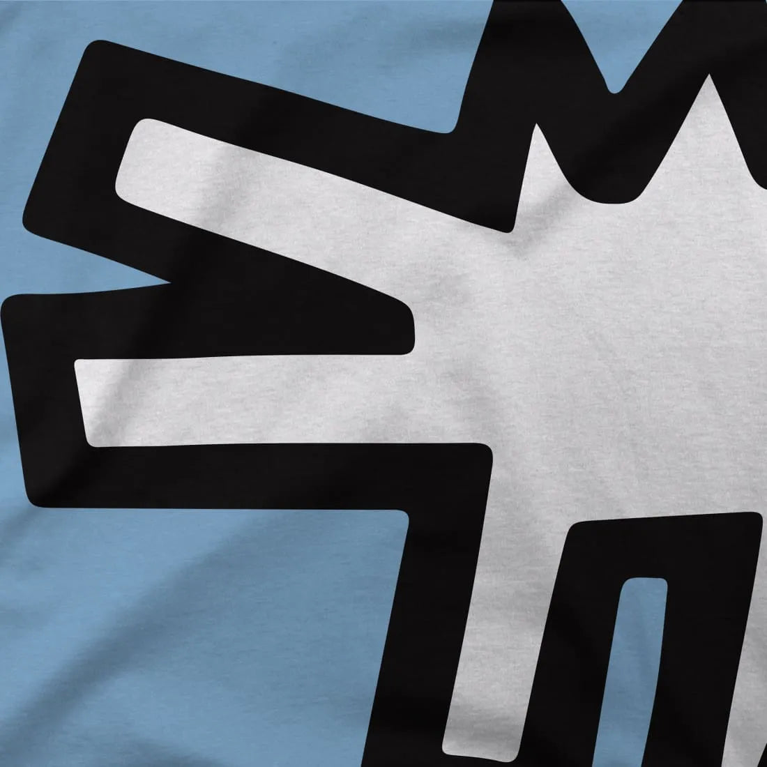 Das T-Shirt Barking Dog Icon, 1990 von Art-O-Rama Shop zeigt einen abstrakten, schwarz umrandeten weißen Sternenhimmel auf hellblauem Grund, der an den Stil der Straßenkunst erinnert und einen Pop-Graffiti-Look vermittelt - möglicherweise auf Stoff mit sichtbaren Falten gedruckt.