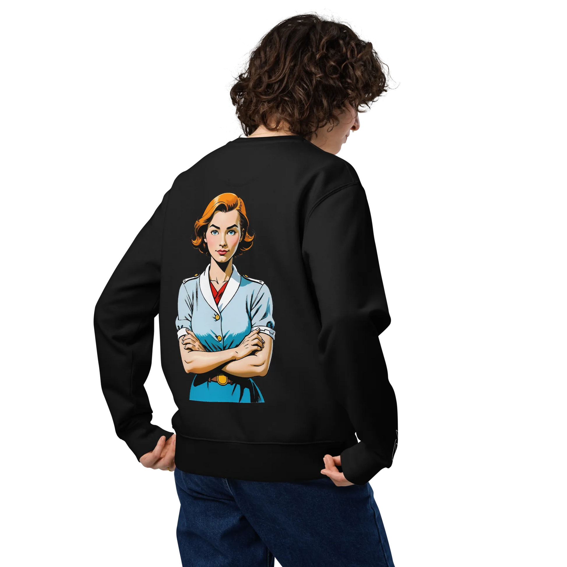 Eine Person mit lockigem Haar, von hinten gesehen, trägt den flyliving Pullover "Oh, really?" - einen schwarzen Pullover mit einer bunten Illustration einer selbstbewussten kurzhaarigen Frau mit verschränkten Armen auf dem Rücken.