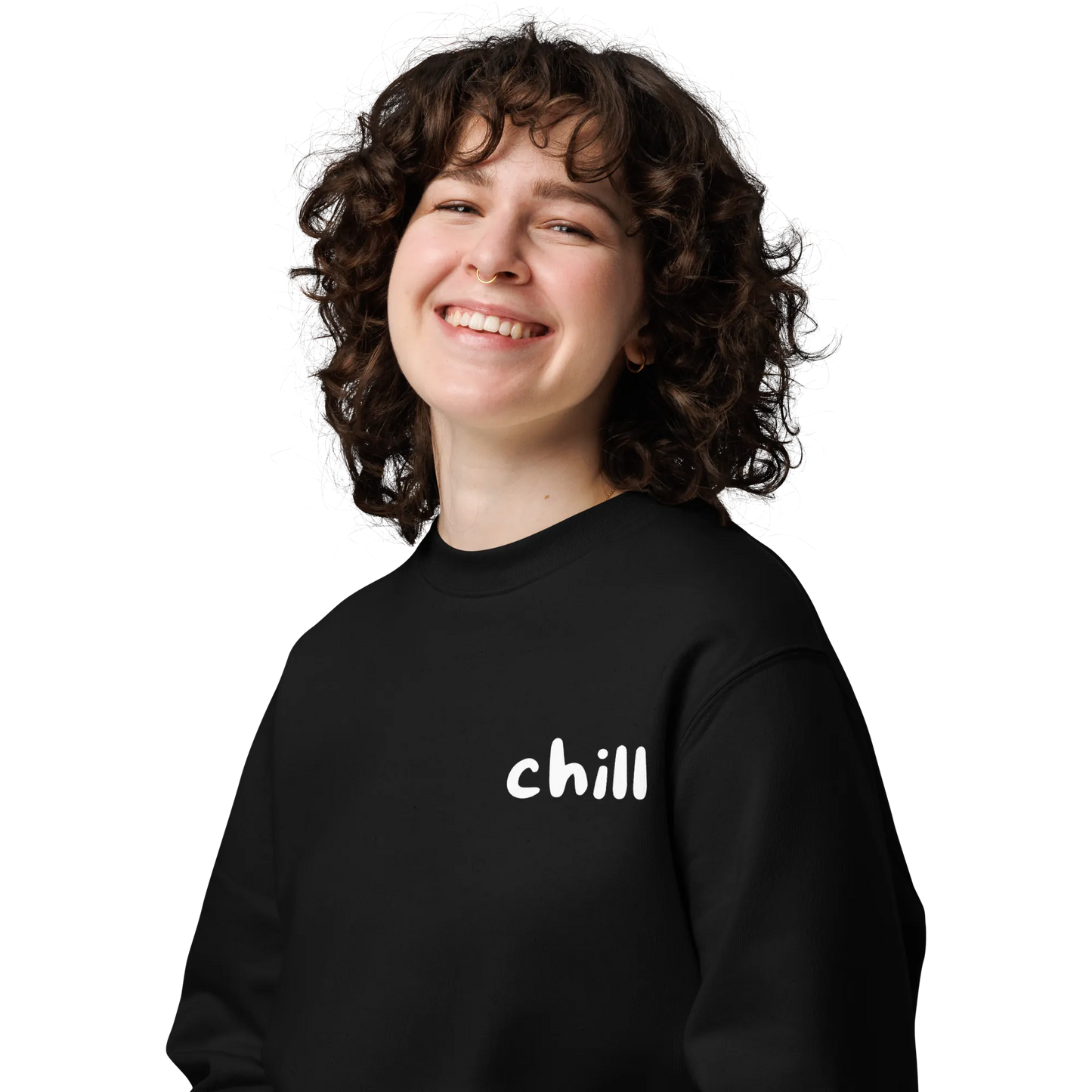 Eine Person mit lockigen Haaren lächelt warm, sie trägt den schwarzen Pullover "chill" von flyliving - aus 100% Bio-Baumwolle - vor einem schlichten schwarzen Hintergrund, perfekt für einen entspannten Lifestyle.