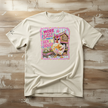 Creamfarbenes baumwollshirt mit buntem cartoon-huhn und text mehr frecher als ein hühnerstall