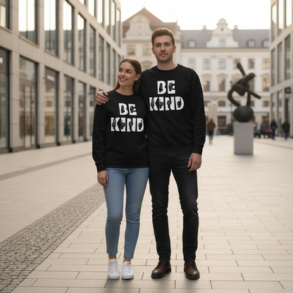 Schwarzer unisex pullover mit langen ärmeln und be kind schriftzug über drei handgesten in weiß hochwertiger pullover