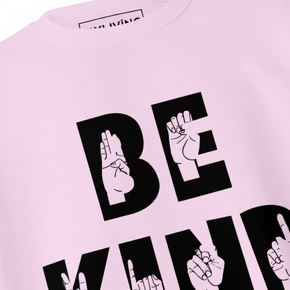 Unisex pullover be kind in rosa aus hochwertiger baumwolle mit fetten schwarzen buchstaben und handzeichengrafiken