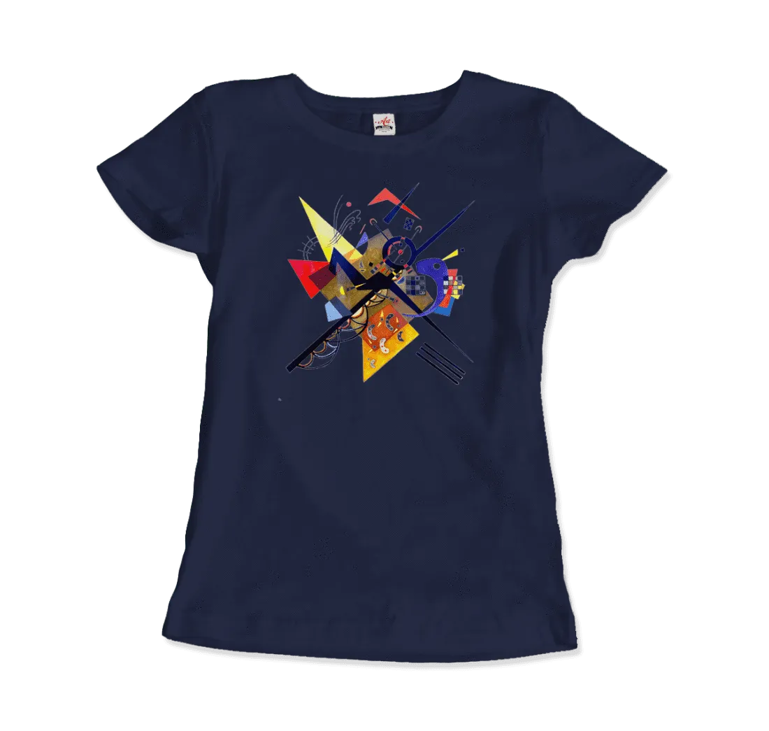 Das T-Shirt Wassily Kandinsky auf Weiß II, 1923 von Art-O-Rama Shop zeigt ein abstraktes, vom Bauhaus inspiriertes geometrisches Design mit bunten Formen, Linien und Winkeln in Gelb, Rot, Blau und Schwarz in der Mitte.