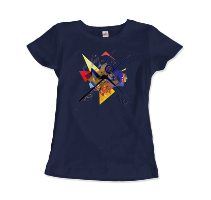 Das T-Shirt Wassily Kandinsky auf Weiß II, 1923 von Art-O-Rama Shop zeigt ein abstraktes, vom Bauhaus inspiriertes geometrisches Design mit bunten Formen, Linien und Winkeln in Gelb, Rot, Blau und Schwarz in der Mitte.